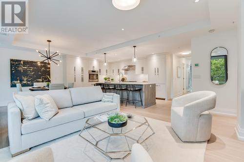 450 Groves Avenue Unit# 302, Kelowna, BC - Indoor Photo Showing Living Room