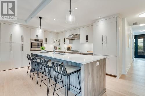 450 Groves Avenue Unit# 302, Kelowna, BC - Indoor Photo Showing Kitchen With Upgraded Kitchen