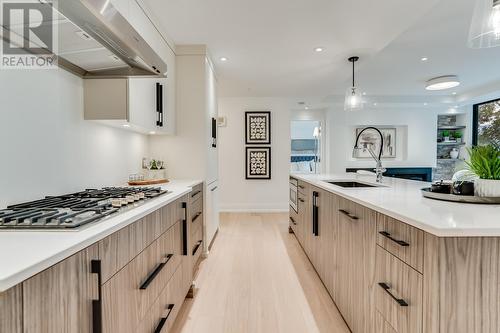 450 Groves Avenue Unit# 302, Kelowna, BC - Indoor Photo Showing Kitchen With Upgraded Kitchen