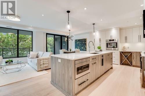 450 Groves Avenue Unit# 302, Kelowna, BC - Indoor Photo Showing Kitchen With Upgraded Kitchen