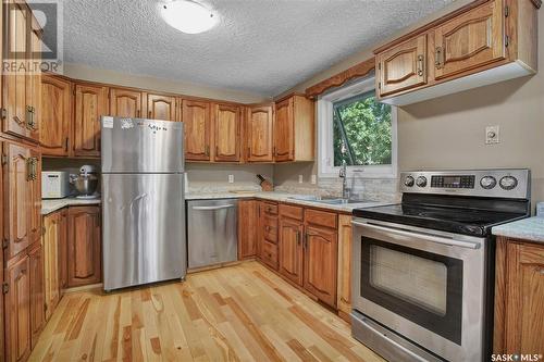 202 Kenosee Crescent, Saskatoon, SK - Indoor Photo Showing Kitchen With Double Sink