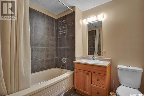 202 Kenosee Crescent, Saskatoon, SK - Indoor Photo Showing Bathroom