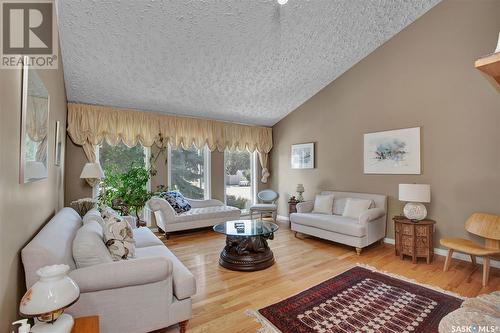 202 Kenosee Crescent, Saskatoon, SK - Indoor Photo Showing Living Room