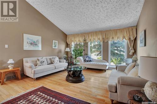 202 Kenosee Crescent, Saskatoon, SK - Indoor Photo Showing Living Room