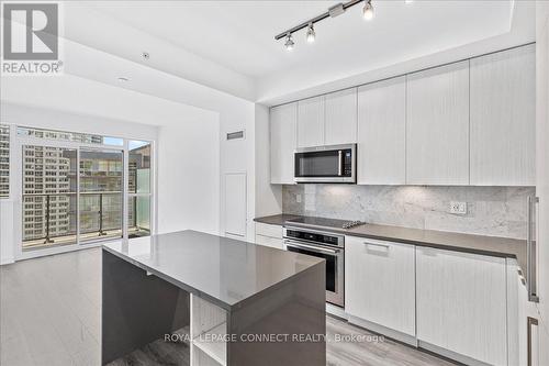 1707 - 38 Ianuzzi Street, Toronto (Niagara), ON - Indoor Photo Showing Kitchen