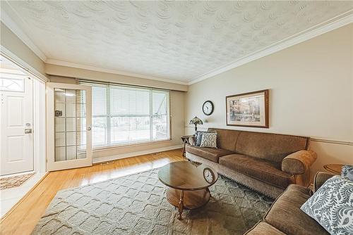 38 Cardinal Drive, Hamilton, ON - Indoor Photo Showing Living Room