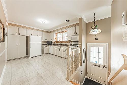 38 Cardinal Drive, Hamilton, ON - Indoor Photo Showing Kitchen