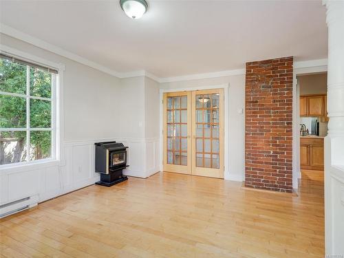 1-800 St. Charles St, Victoria, BC - Indoor Photo Showing Living Room With Fireplace