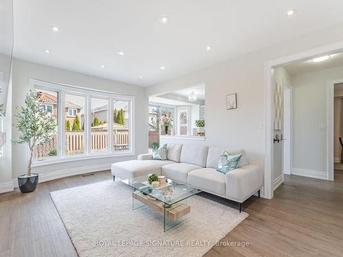 6489 Hampden Woods Rd, Mississauga, ON - Indoor Photo Showing Living Room