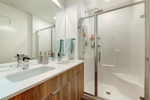 406-3642 Mission Springs Drive, Kelowna, BC - Indoor Photo Showing Bathroom