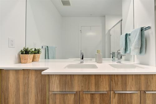 406-3642 Mission Springs Drive, Kelowna, BC - Indoor Photo Showing Bathroom