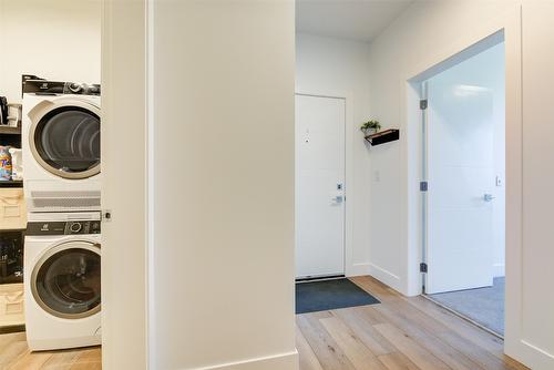 406-3642 Mission Springs Drive, Kelowna, BC - Indoor Photo Showing Laundry Room