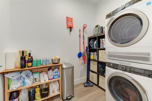 406-3642 Mission Springs Drive, Kelowna, BC - Indoor Photo Showing Laundry Room