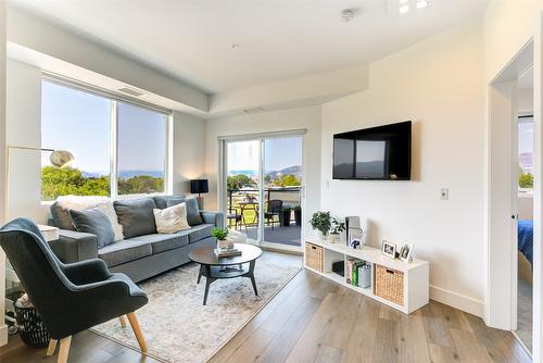 406-3642 Mission Springs Drive, Kelowna, BC - Indoor Photo Showing Living Room