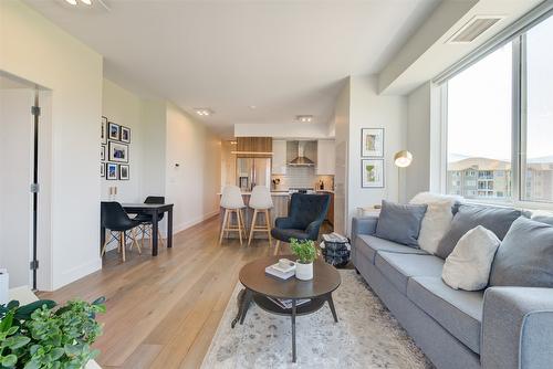 406-3642 Mission Springs Drive, Kelowna, BC - Indoor Photo Showing Living Room