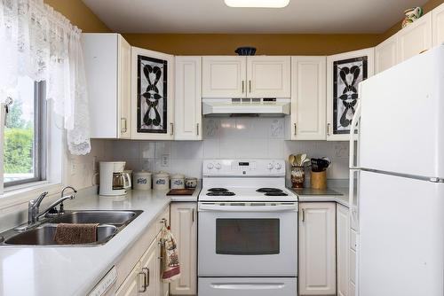 990 Wintergreen Crescent, Kelowna, BC - Indoor Photo Showing Kitchen With Double Sink