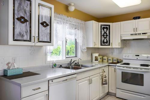 990 Wintergreen Crescent, Kelowna, BC - Indoor Photo Showing Kitchen With Double Sink