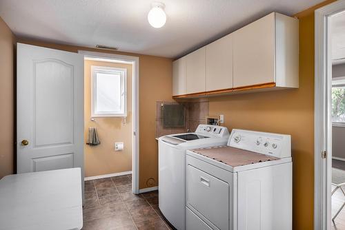 990 Wintergreen Crescent, Kelowna, BC - Indoor Photo Showing Laundry Room