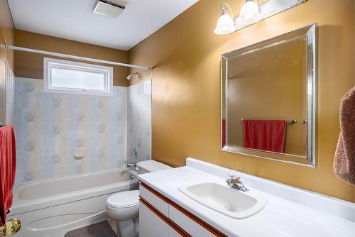 990 Wintergreen Crescent, Kelowna, BC - Indoor Photo Showing Bathroom