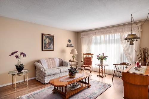 990 Wintergreen Crescent, Kelowna, BC - Indoor Photo Showing Living Room