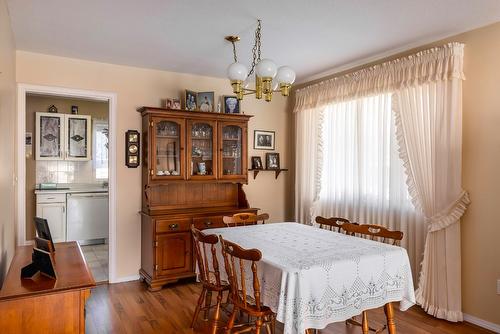 990 Wintergreen Crescent, Kelowna, BC - Indoor Photo Showing Dining Room