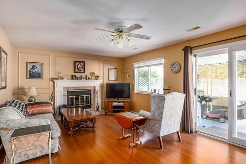 990 Wintergreen Crescent, Kelowna, BC - Indoor Photo Showing Living Room With Fireplace