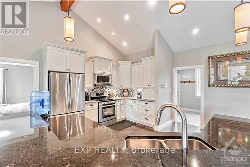 49 D'Arcys Way, North Grenville, ON - Indoor Photo Showing Kitchen With Double Sink With Upgraded Kitchen