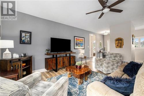 39 Joseph Way, Smiths Falls, ON - Indoor Photo Showing Living Room