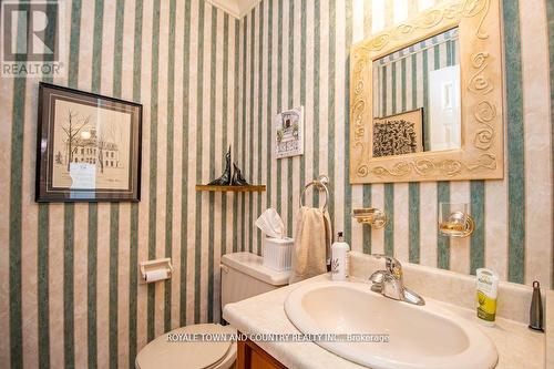 18 Corneil Street, Kawartha Lakes (Lindsay), ON - Indoor Photo Showing Bathroom