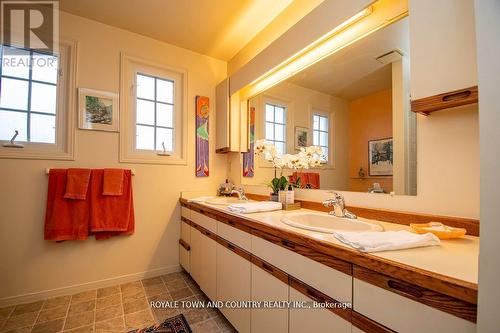 18 Corneil Street, Kawartha Lakes (Lindsay), ON - Indoor Photo Showing Bathroom