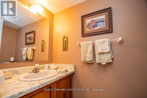 18 Corneil Street, Kawartha Lakes (Lindsay), ON - Indoor Photo Showing Bathroom