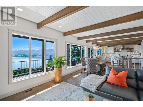 2740 Lakeview Road, West Kelowna, BC - Indoor Photo Showing Living Room