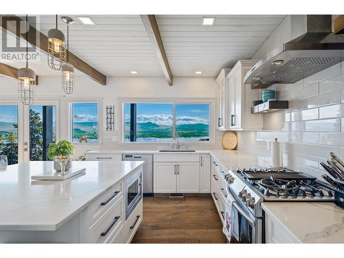 2740 Lakeview Road, West Kelowna, BC - Indoor Photo Showing Kitchen With Upgraded Kitchen