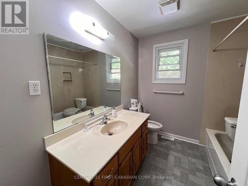 333 Grand View Avenue, London, ON - Indoor Photo Showing Bathroom