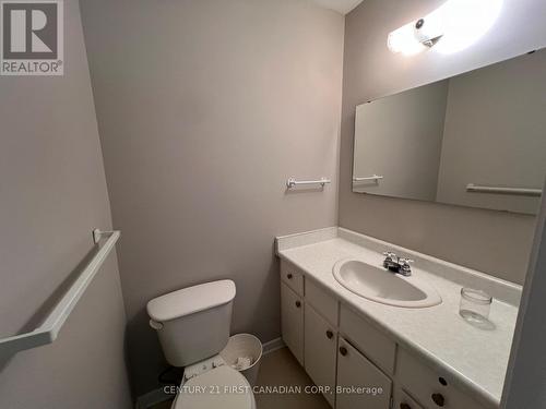 333 Grand View Avenue, London, ON - Indoor Photo Showing Bathroom