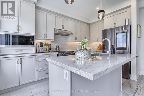 190 Walter English Drive, East Gwillimbury, ON - Indoor Photo Showing Kitchen With Upgraded Kitchen