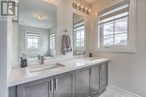 190 Walter English Drive, East Gwillimbury, ON - Indoor Photo Showing Bathroom