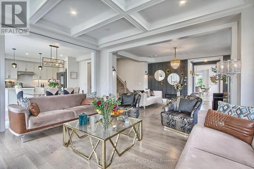 190 Walter English Drive, East Gwillimbury, ON - Indoor Photo Showing Living Room