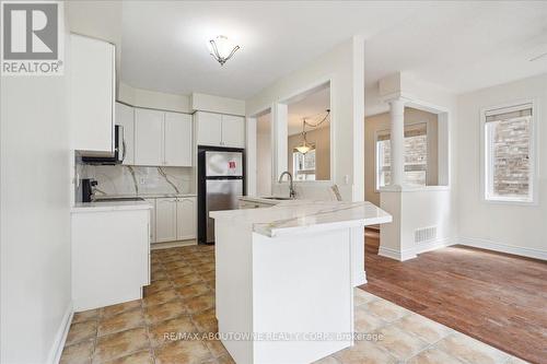 2453 Old Brompton Way, Oakville (West Oak Trails), ON - Indoor Photo Showing Kitchen