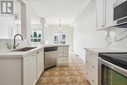 2453 Old Brompton Way, Oakville (West Oak Trails), ON - Indoor Photo Showing Kitchen With Upgraded Kitchen