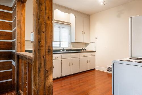 47 Lowell Avenue, St. Catharines, ON - Indoor Photo Showing Kitchen