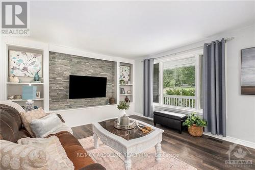 10 Woodland Drive, Mcnab/Braeside, ON - Indoor Photo Showing Living Room