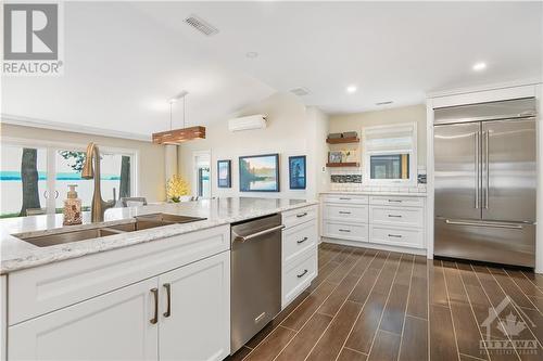 134 Bayview Drive, Ottawa, ON - Indoor Photo Showing Kitchen With Upgraded Kitchen