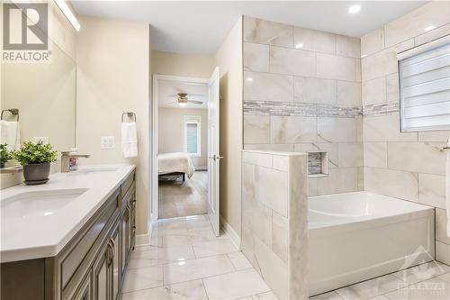 Ensuite bath in primary bedroom - 134 Bayview Drive, Ottawa, ON - Indoor Photo Showing Bathroom