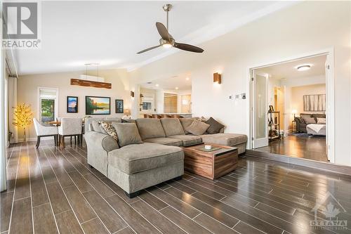 134 Bayview Drive, Ottawa, ON - Indoor Photo Showing Living Room