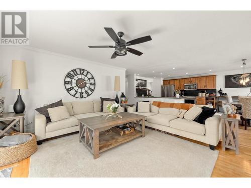 715 Barrera Road Unit# 8, Kelowna, BC - Indoor Photo Showing Living Room