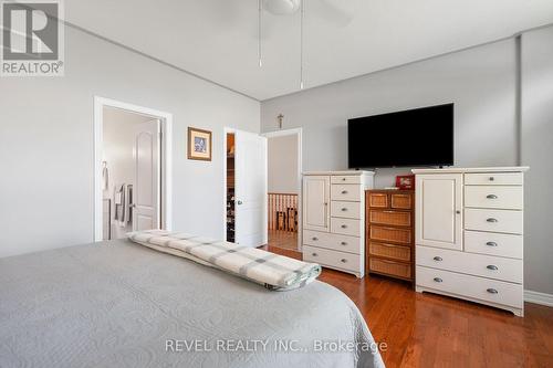 8028 Booth Street, Niagara Falls, ON - Indoor Photo Showing Bedroom