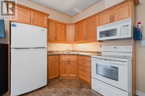 8028 Booth Street, Niagara Falls, ON - Indoor Photo Showing Kitchen With Double Sink