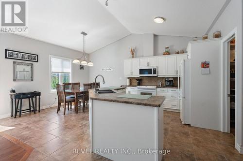 8028 Booth Street, Niagara Falls, ON - Indoor Photo Showing Kitchen