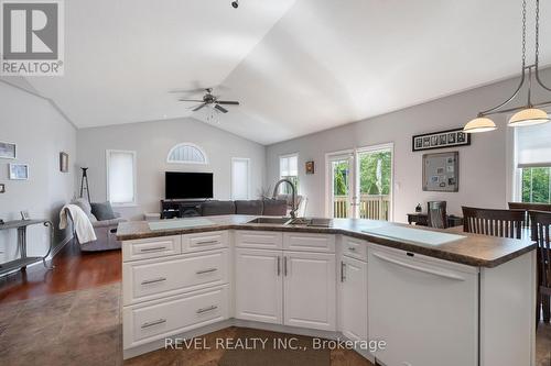 8028 Booth Street, Niagara Falls, ON - Indoor Photo Showing Kitchen